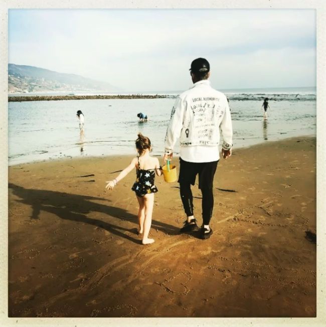 robbie williams daughter teddy on beach