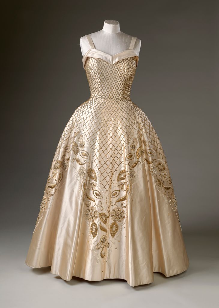 Un gros plan de la robe de soirée du monarque par Norman Hartnell à partir de 1956