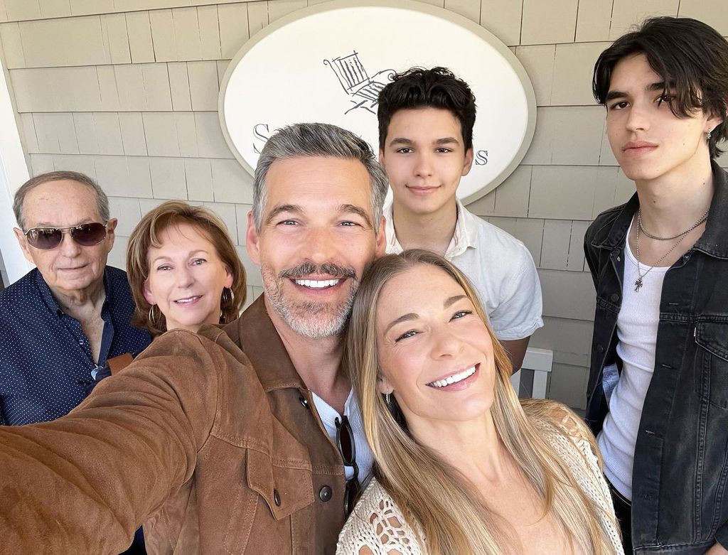 LeAnn rima selfie com a família