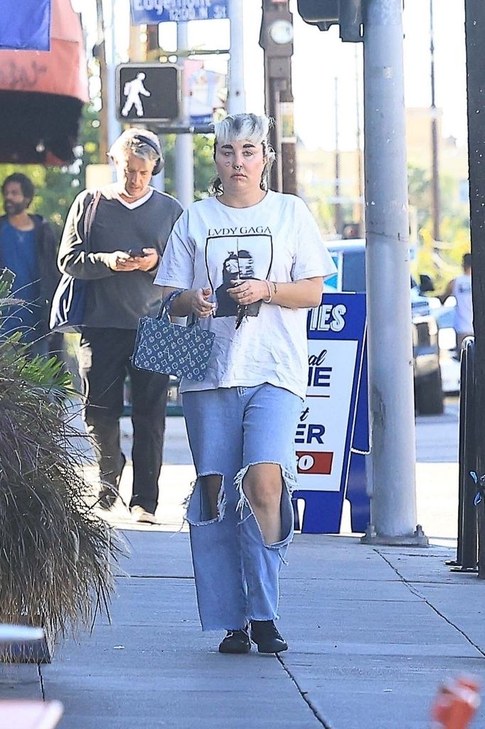 photo of amanda bynes in lady gaga t short and ripped jeans