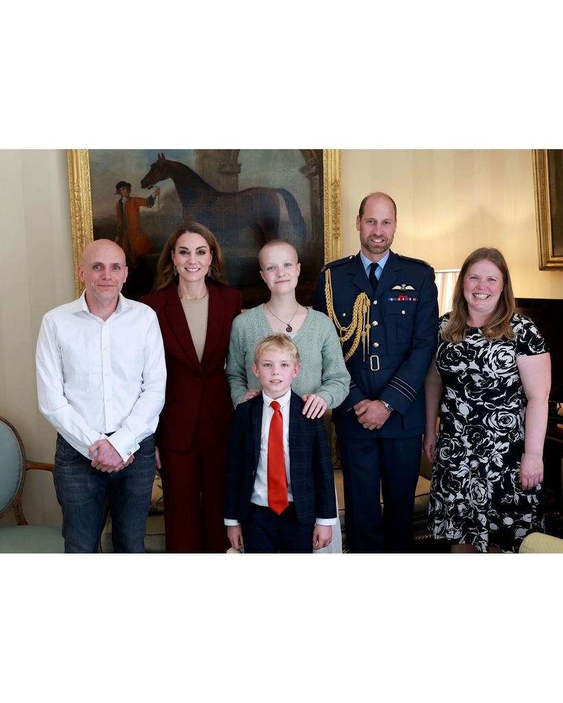 Príncipe William e Kate posando com Liz, seu irmão Mateo e os pais Aaron e Vicky Robayna