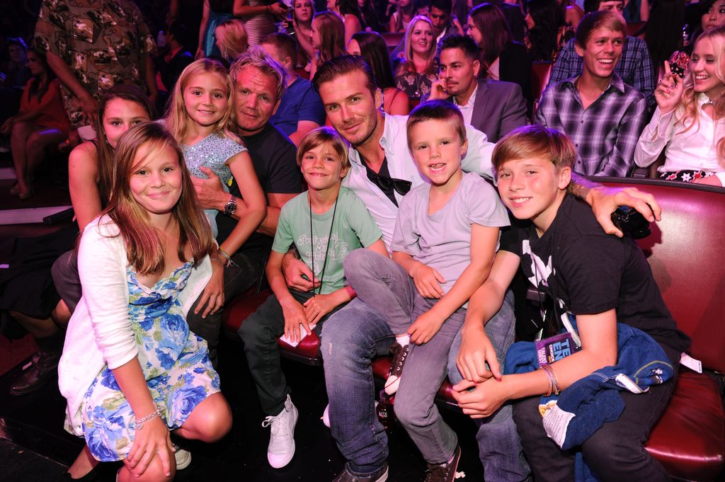 Gordon Ramsay exhorte Brooklyn Beckham à "se rappeler d'où il vient" et révèle la colère de sa mère Victoria 24h/24 et 7j/7 au milieu d'une querelle en cours 1 Une photo de Gordon Ramsay et David Beckham avec leurs enfants