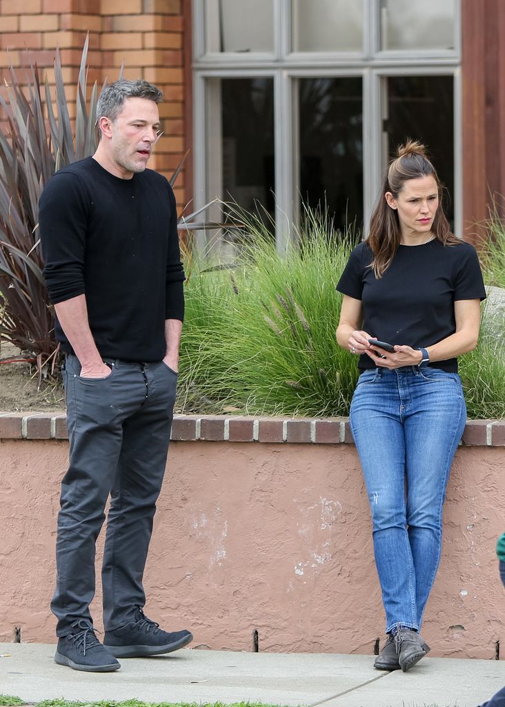 Ben Affleck and Jennifer Garner in casual clothes