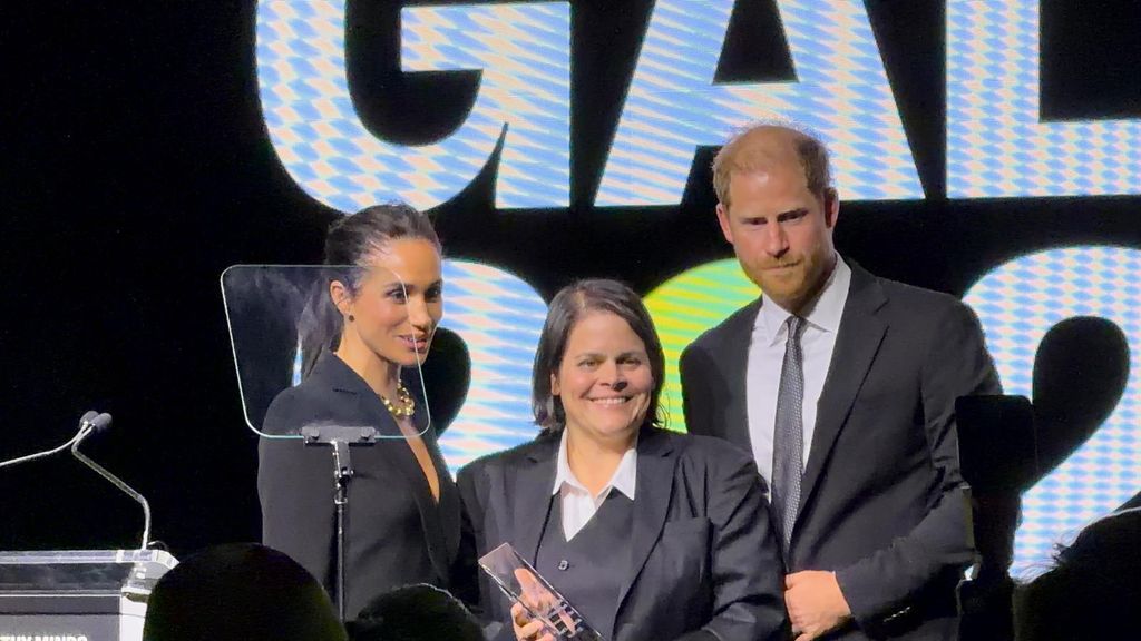 Harry and Meghan accept their honor at the Project Healthy Minds Gala in 2025