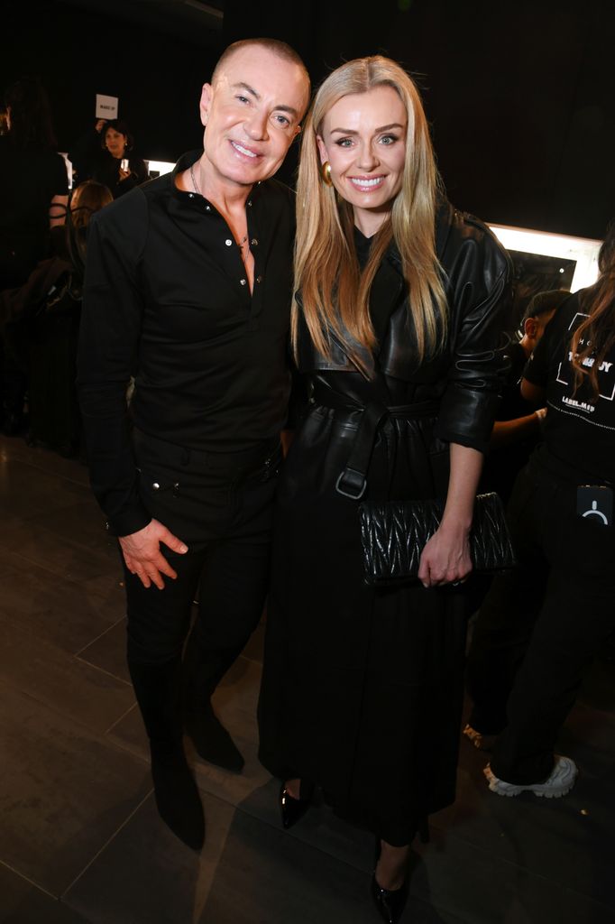 Le fils de la princesse Margaret, David Armstrong-Jones, de « bonne humeur » lors d'une apparition surprise à la Fashion Week de Londres 3 Julien Macdonald a posé aux côtés de Katherine Jenkins dans une pièce sombre