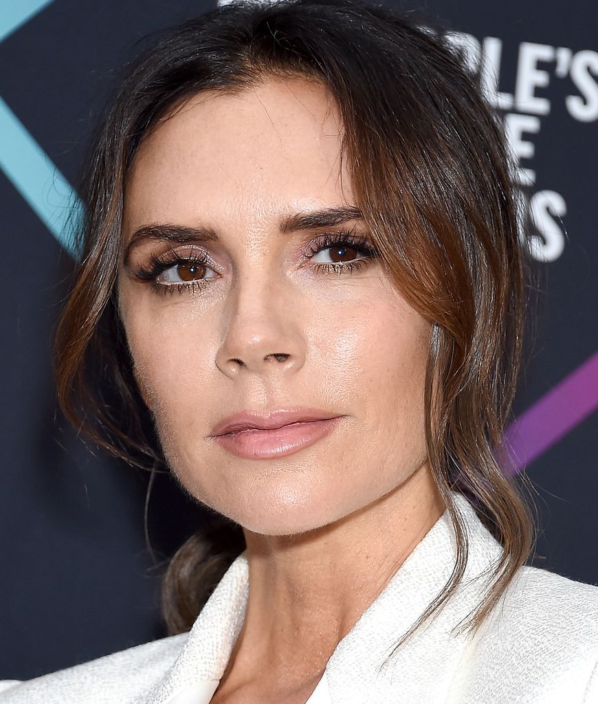 victoria beckham in white suit peoples choice awards 