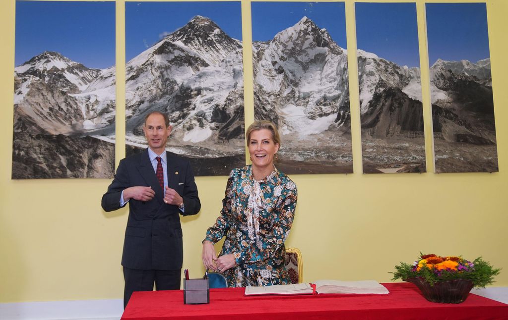 Duke dan Duchess of Edinburghin Front of Canvas of Everest