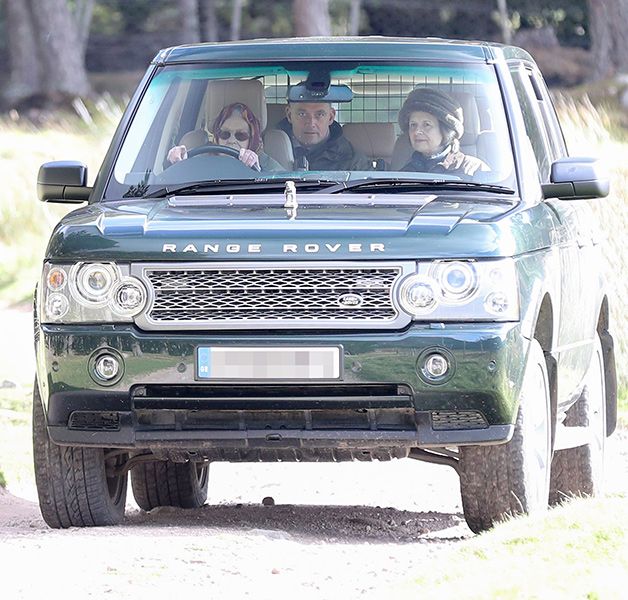 the queen driving her car in balmoral