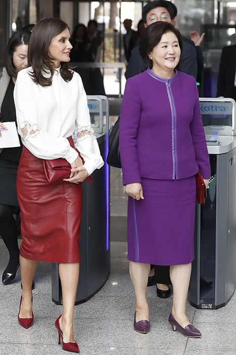 queen letizia red skirt pic