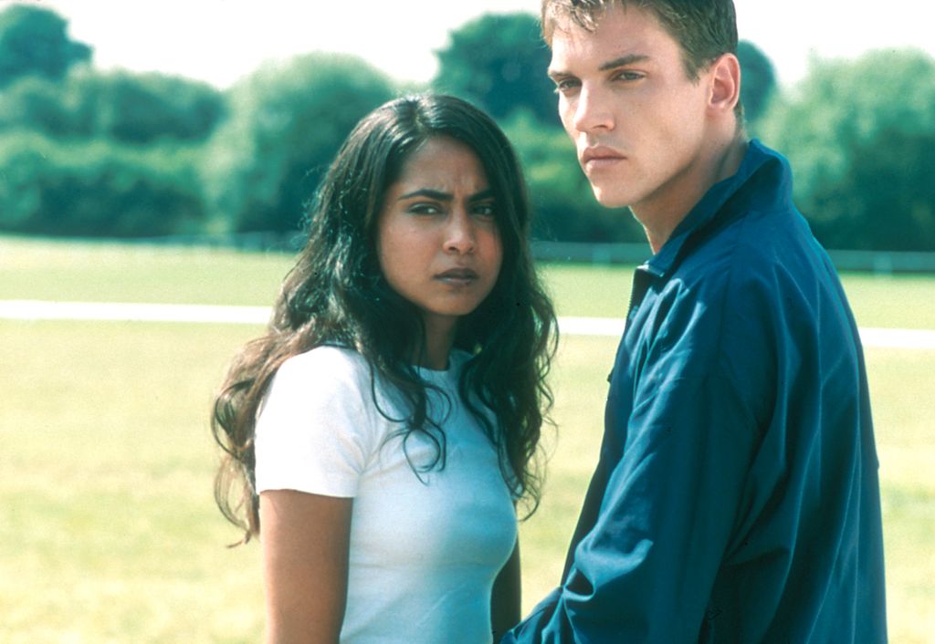 Parminder Nagra and Jonathan Rhys-Meyers in Bend It Like Beckham