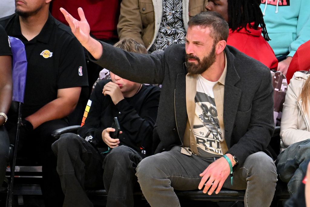 ben affleck and son samuel at lakers vs toronto raptors game