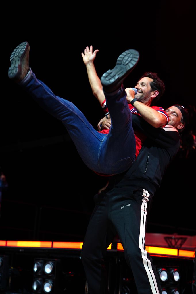 Travis Kelce soulève Paul Rudd sur scène pendant le Big Slick Celebrity Weekend 