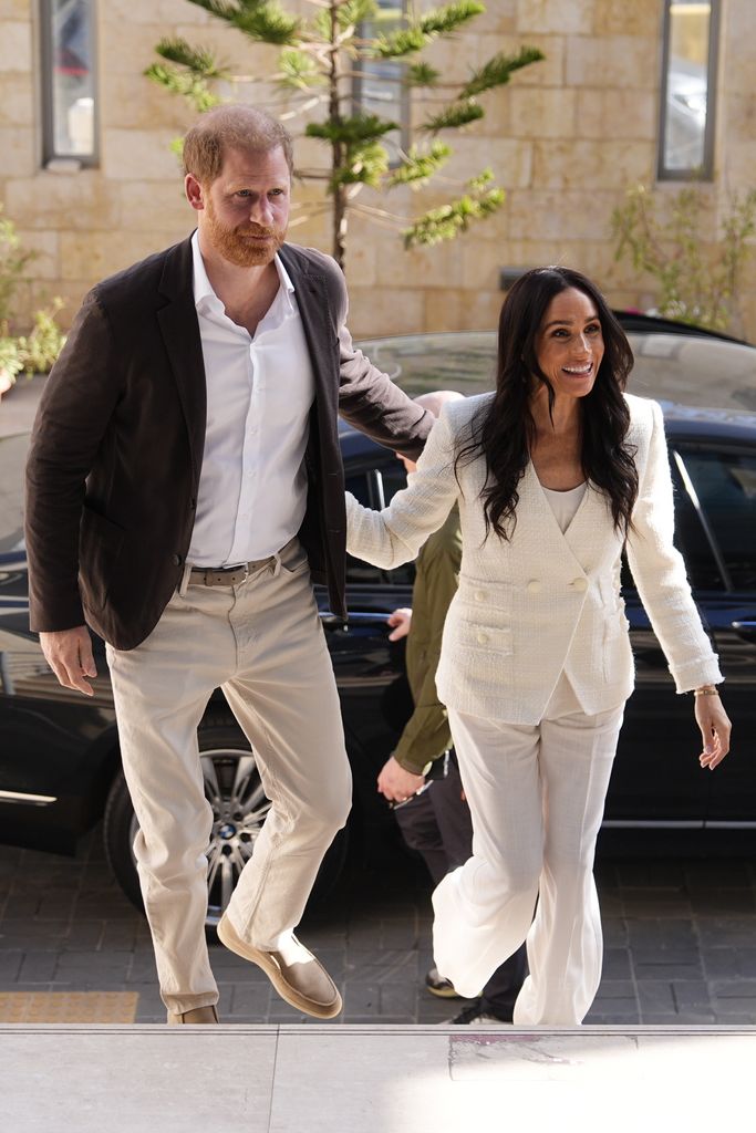 Le prince Harry et Meghan Markle entament une visite humanitaire de deux jours en Jordanie – voir les meilleures photos 1 Le duc et la duchesse de Sussex participent à une table ronde de l'Organisation mondiale de la santé avec les principaux donateurs et partenaires humanitaires à Amman