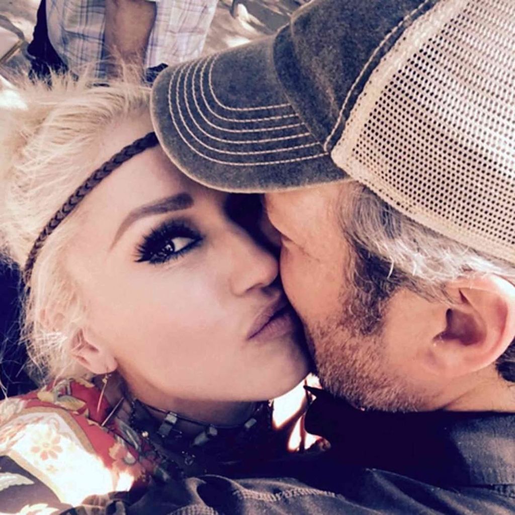 Selfie of Blake Shelton and Gwen Stefani sharing a kiss