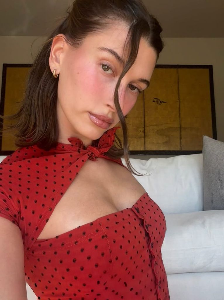 Hailey Bieber en haut à pois rouge