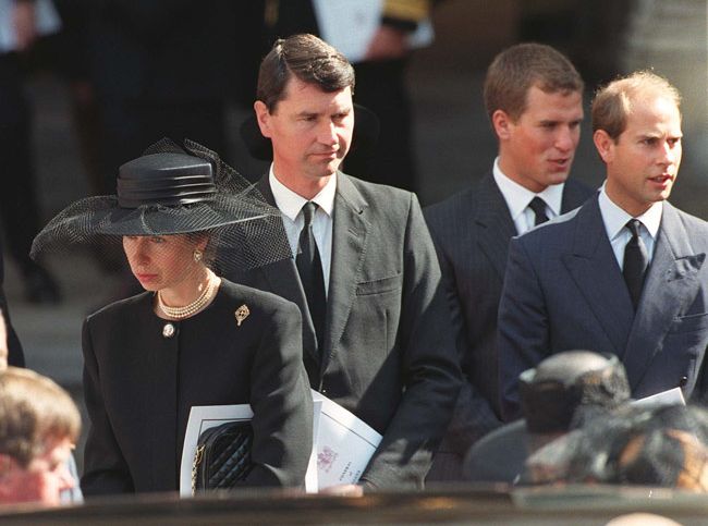 Prince William Reminded Of Princess Diana Death Behind Queen's Casket –  Hollywood Life