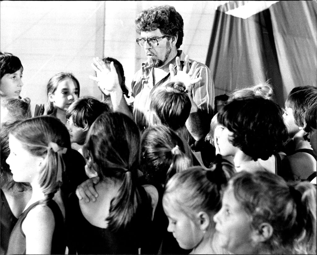 Rolf Harris rehearsing at the ABC studios for an Australian Day Concert with children ages between 6 and 12 from the Janice Breen Schools of Dance. January 15, 1982