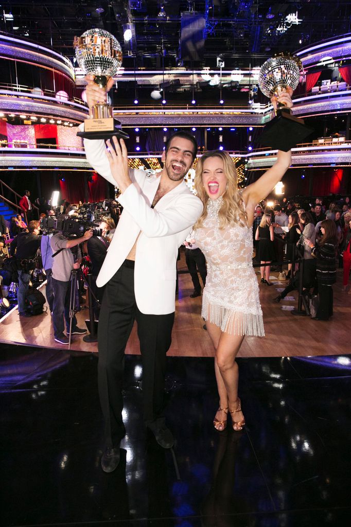 奈尔·迪马科 (Nyle DiMarco) 和佩塔·穆加特罗伊德 (Peta Murgatroyd) 加冕 "与星星共舞" 冠军