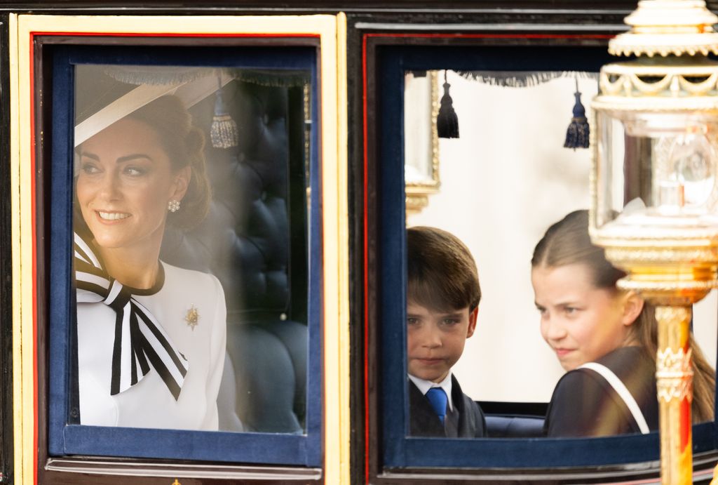 Kate Middleton en calèche avec le prince George et la princesse Charlotte