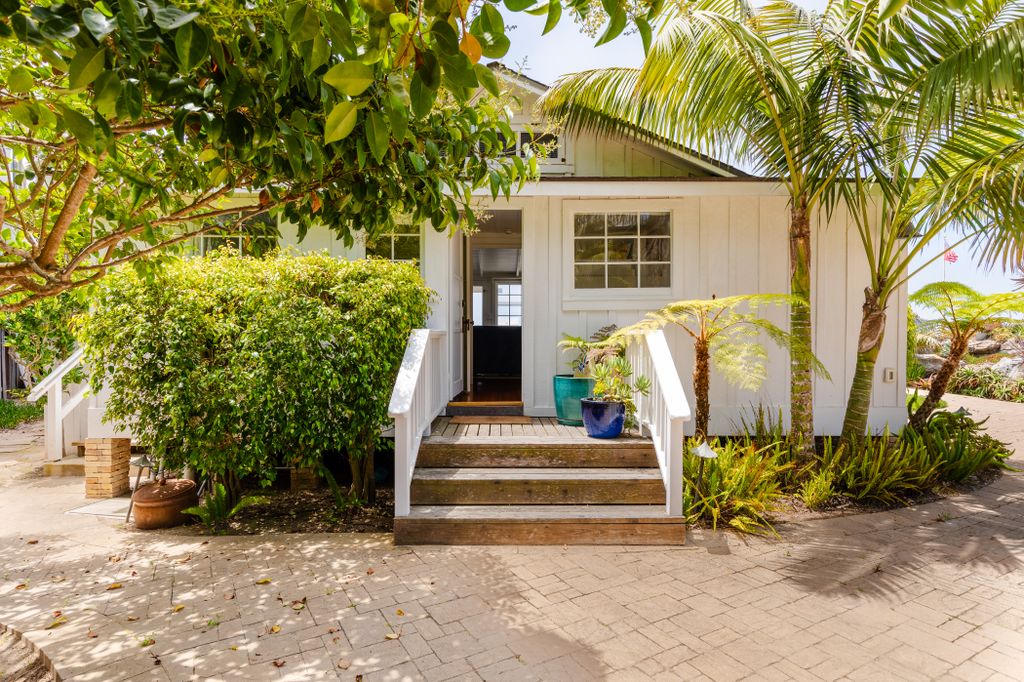 The entrance to Ashton Kutcher and Mila Kunis' Santa Barbara County beachfront guest house
