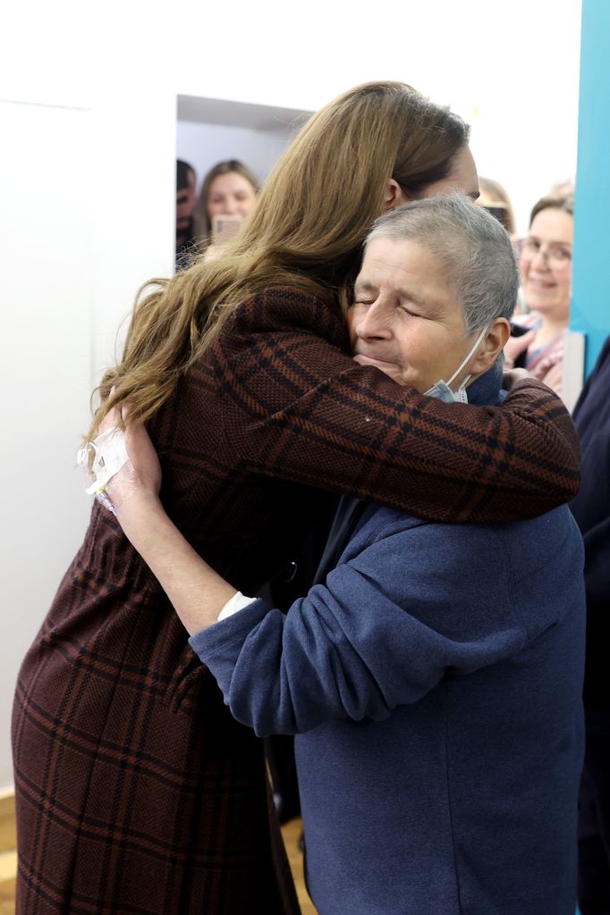 Kate abraçou Rebecca Mendelhson durante sua visita