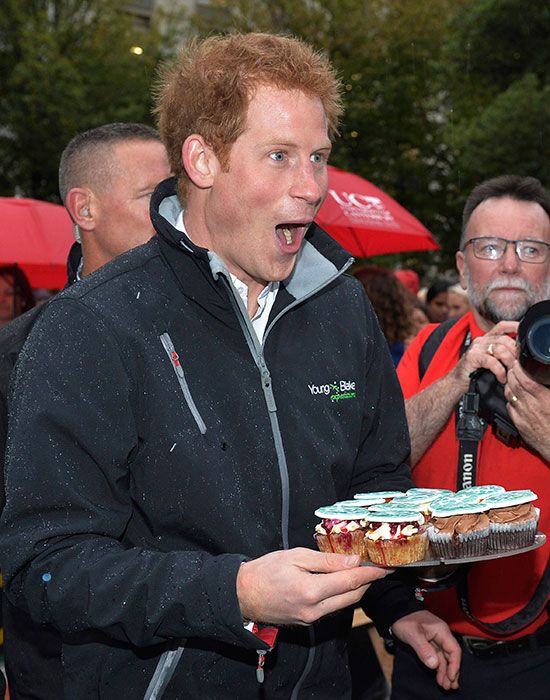 prince harry Prince Harry gives out cupcakes