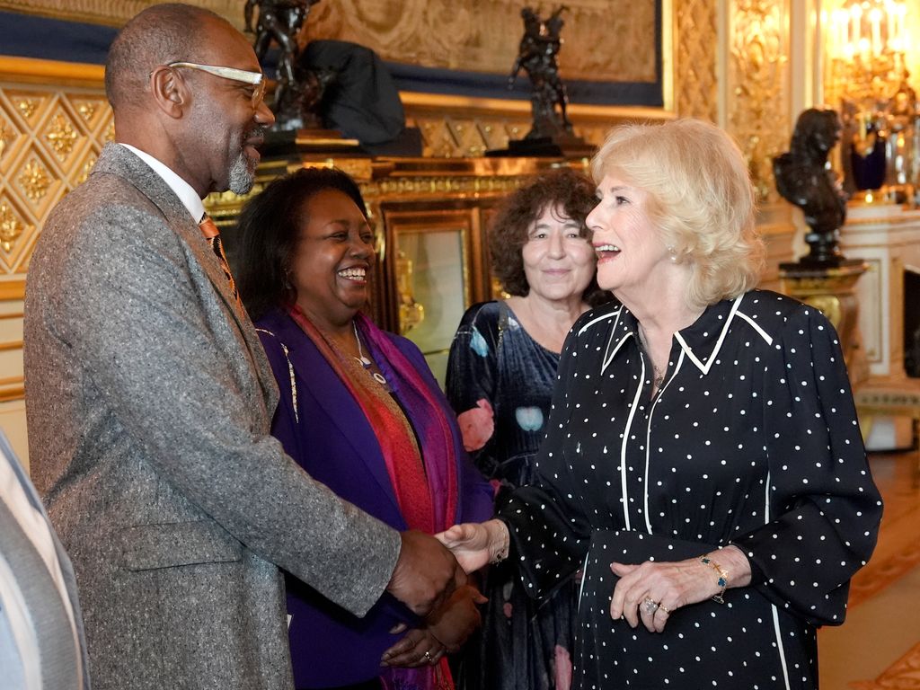 La reine Camilla respire l'élégance dans une robe zippée à 150 £ – et elle est en vente 1 La reine Camilla a accueilli Lenny Henry au château de Windsor