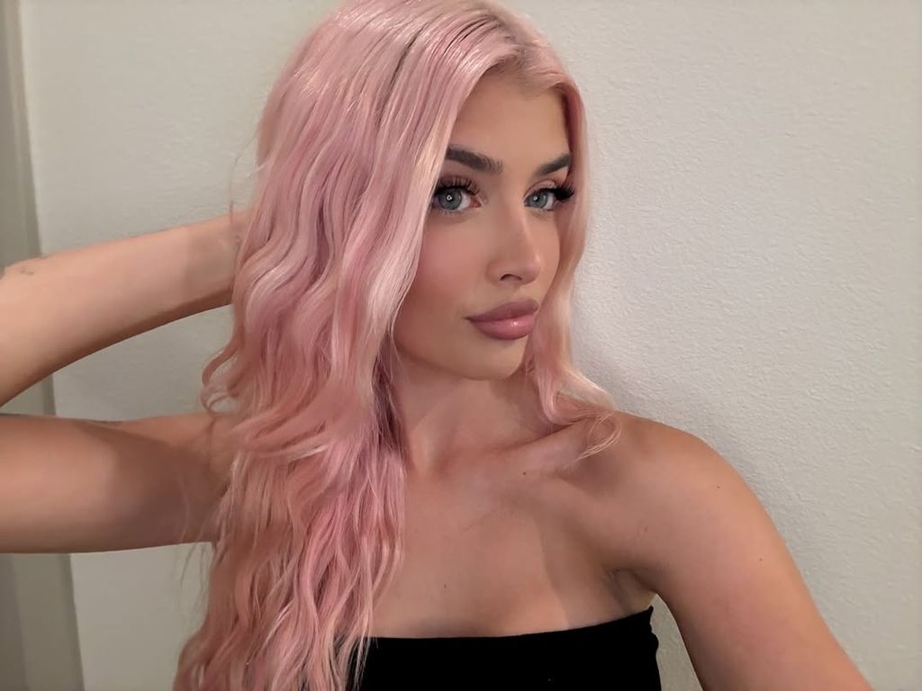 Sami Sheen posing with pink hair