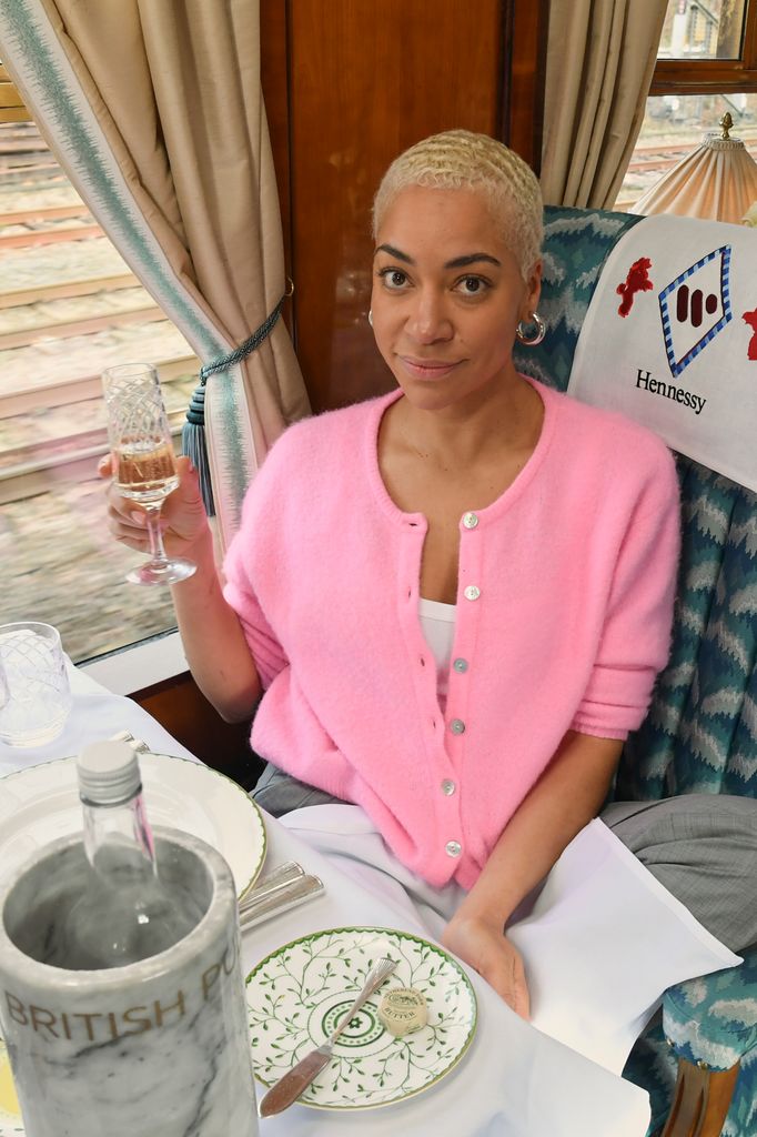 Cush Jumbo s'est rendu à la cérémonie avec style à bord du train Warner Music x Hennessy British Pullman