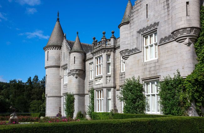 The Queen unexpectedly leaps inside Balmoral Castle in unearthed photo ...