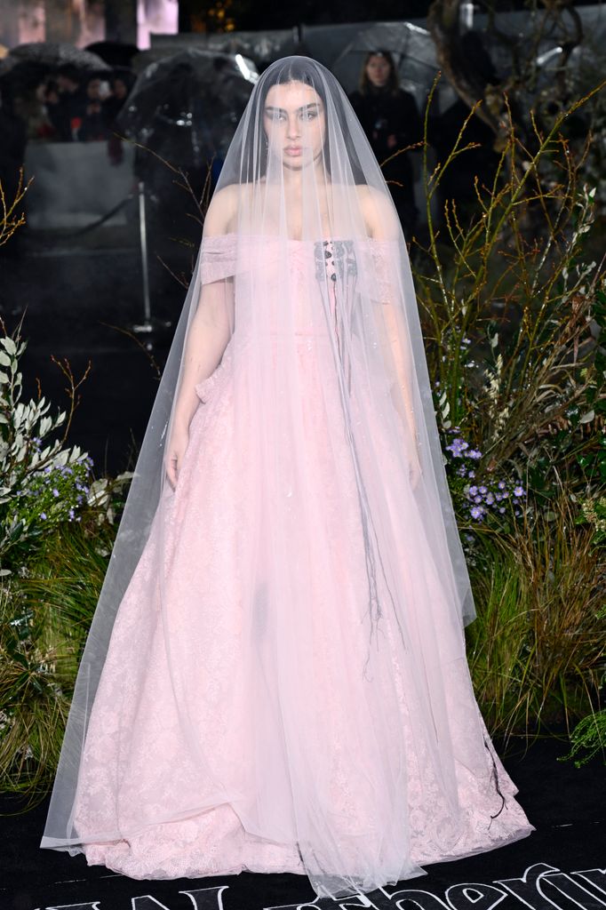 LONDRES, ANGLETERRE - 05 FÉVRIER : Charli xcx assiste à la "Les Hauts de Hurlevent" Première au Royaume-Uni à l'Odeon Luxe Leicester Square le 5 février 2026 à Londres, Angleterre. (Photo de Gareth Cattermole/Getty Images)