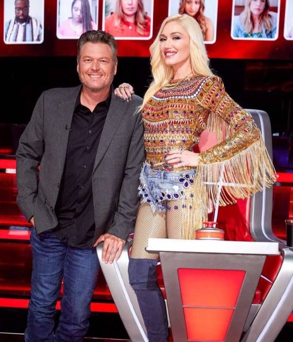 Watch: Gwen Stefani photo-bombs Blake Shelton during interview