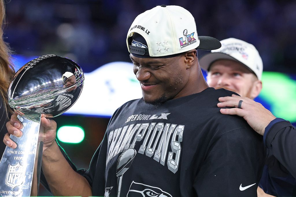 Kenneth Walker III #9 des Seahawks de Seattle célèbre avec le Trophée Vince Lombardi après avoir battu les Patriots de la Nouvelle-Angleterre 29-13 pour remporter le Super Bowl LX au Levi's Stadium le 8 février 2026 à Santa Clara, en Californie.