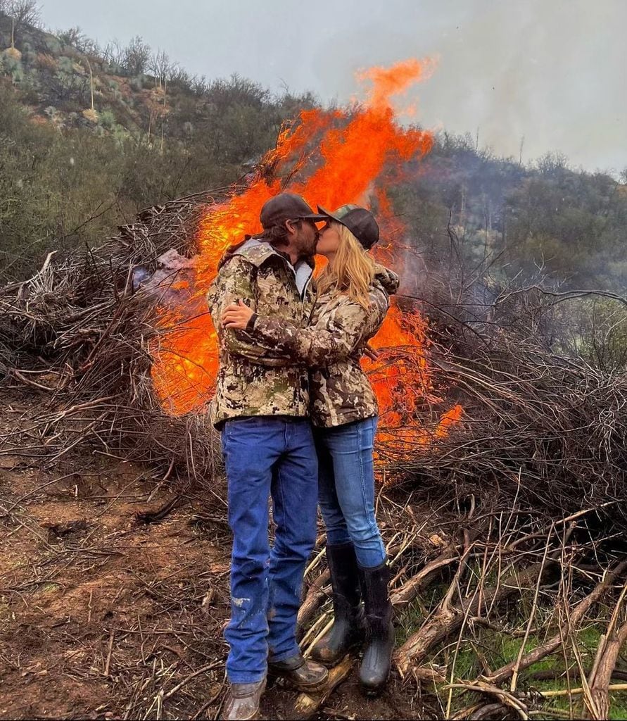 Ryan Bingham and Hassie Harrison share a kiss by a bonfire 