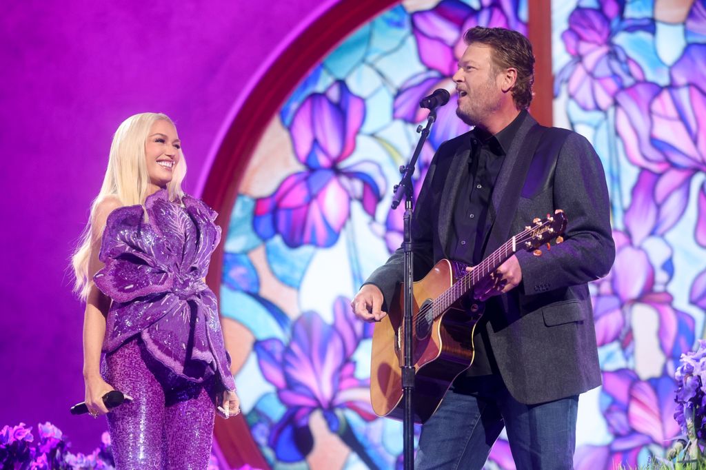Gwen Stefani e Blake Shelton se apresentam no palco no 59º Prêmio da Academia de Música Country