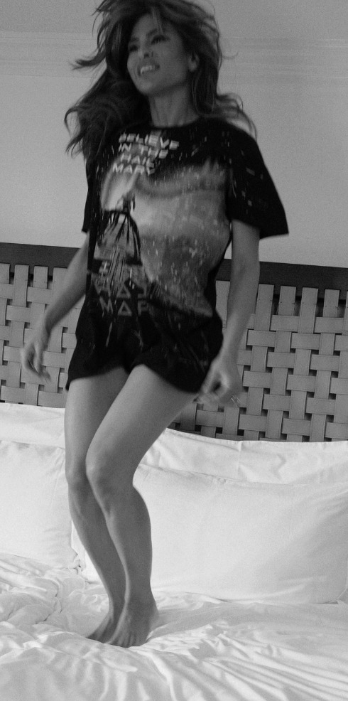 Eva est vue en train de sauter sur le lit sur des photos intimes