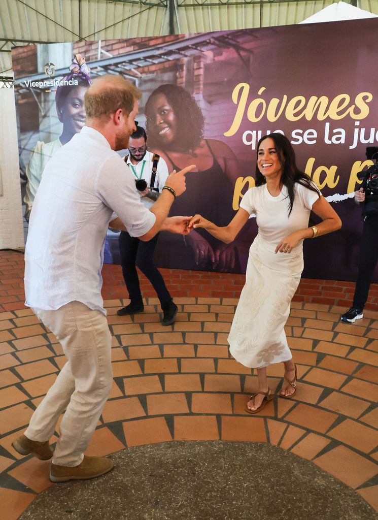 Harry and Meghan dancing at Unidad Recreativa El Vallado 