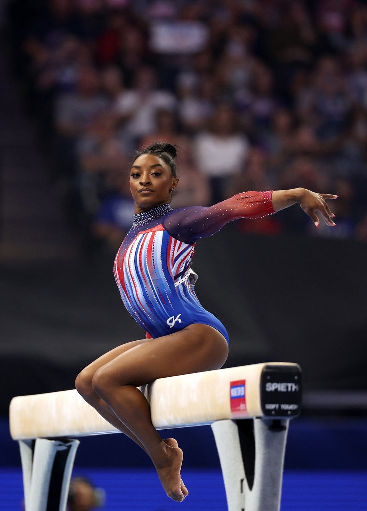 Simone Biles compete na trave de equilíbrio no quarto dia das seletivas de ginástica da equipe olímpica dos EUA de 2024 no Target Center em 30 de junho de 2024 em Minneapolis, Minnesota.