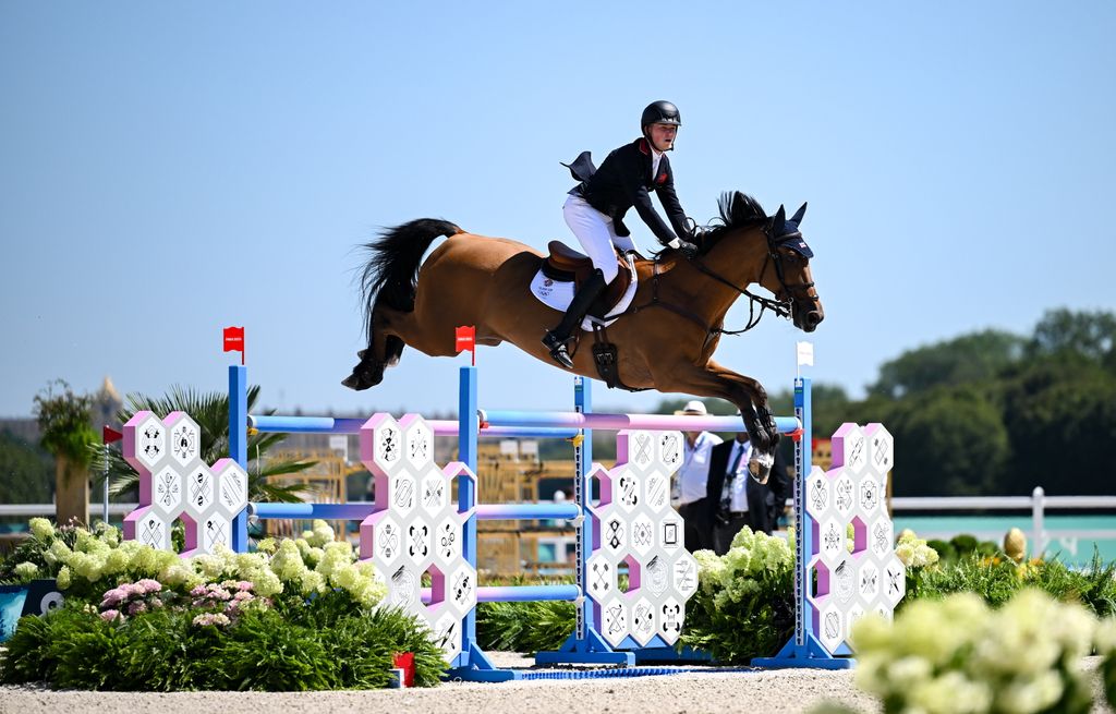 Rencontrez le fiancé olympien britannique de l'emploi Harry Charles 2 Harry Charles sur un cheval sautant