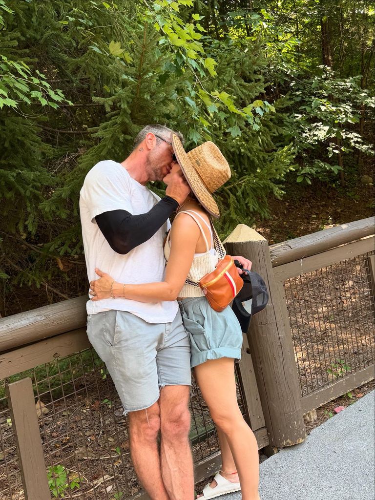 photo of dax shepard kissing kristen bell