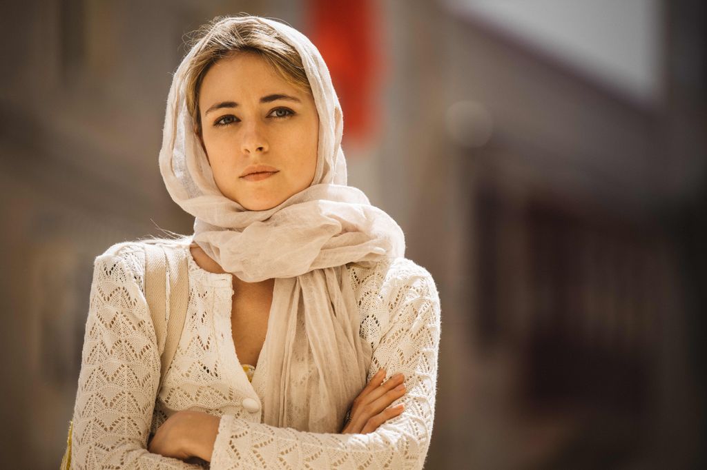 woman wearing all-white 
