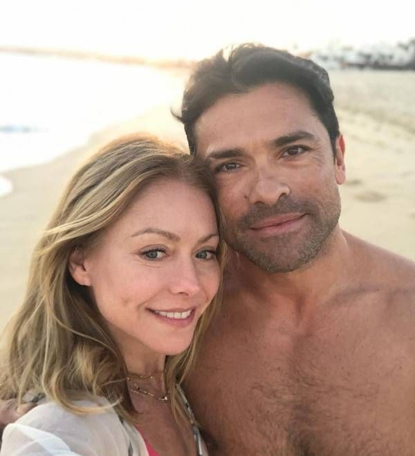 kelly ripa mark consuelos beach