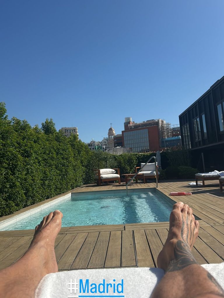 Ricky Martin partage une photo de lui-même à se prélasser près de la piscine à Madrid sur Instagram