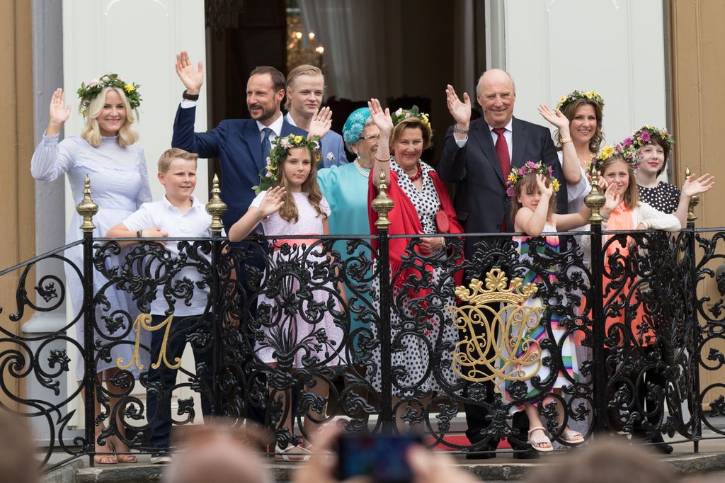 King Harald with his children and grandchildren in 2016
