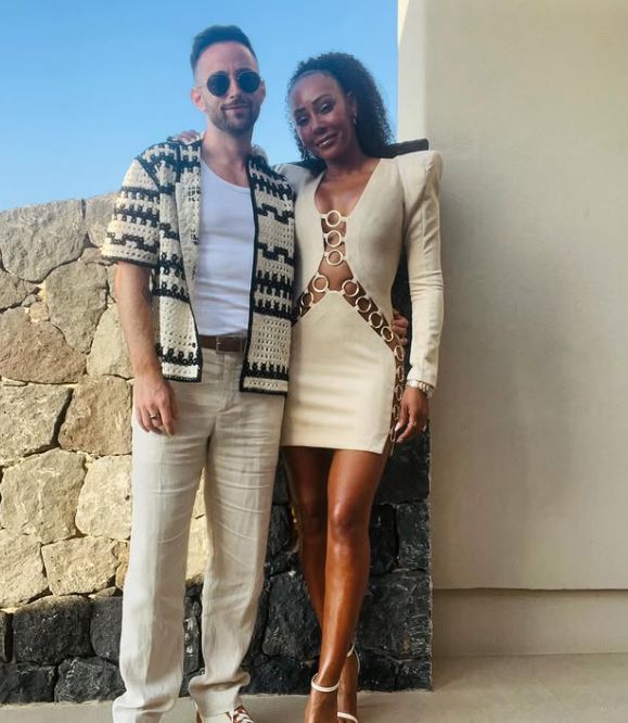 Rory McPhee et Mel B devant un mur