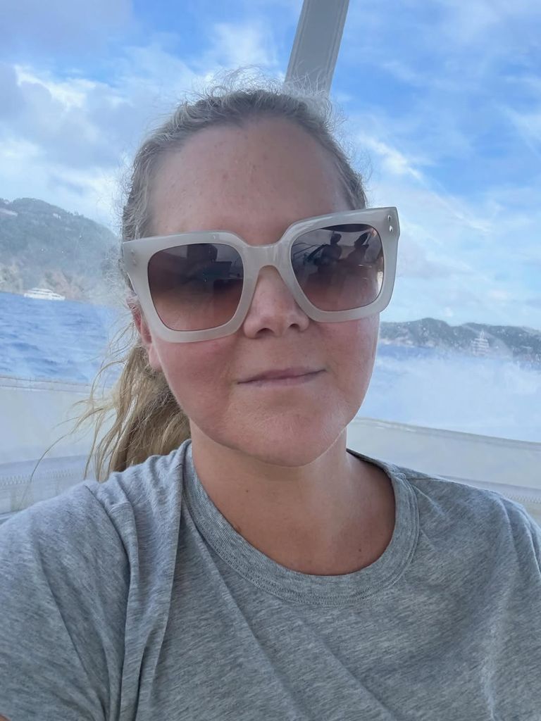 Amy Schumer étourdit en bikini rouge vif sur de nouvelles photos d'un voyage à l'étranger 2 L'actrice a partagé ses pensées sincères