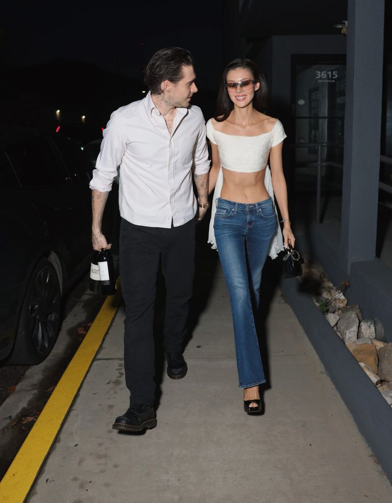 Une photo de Nicola Peltz tenant la main de Brooklyn Beckham