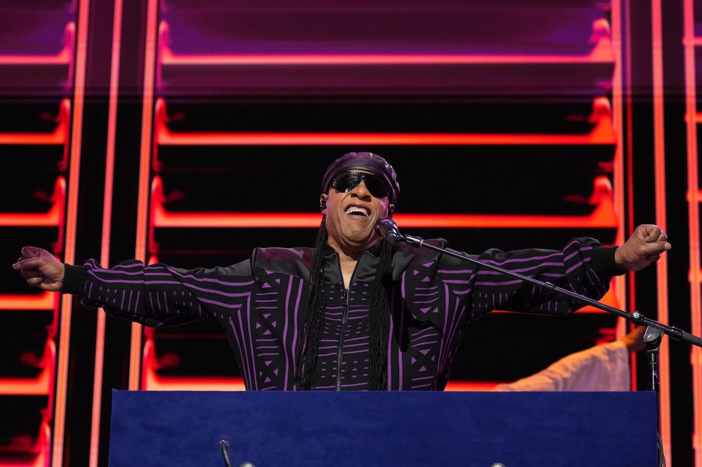 Le musicien Stevie Wonder se produit sur scène lors du troisième jour de la convention nationale démocrate au United Center le 21 août 2024 à Chicago, Illinois. Les délégués, les politiciens et les partisans du Parti démocrate sont à Chicago pour la convention, se terminant par l'actuel vice-président Kamala Harris acceptant la nomination présidentielle de son parti. Le DNC a lieu du 19 au 22 août.