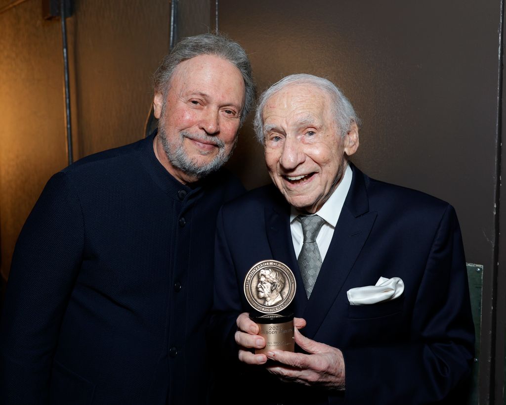 Billy Crystal et Mel Brooks assistent aux Peabody Awards 2024 à Beverly Wilshire, un hôtel Four Seasons le 09 juin 2024 