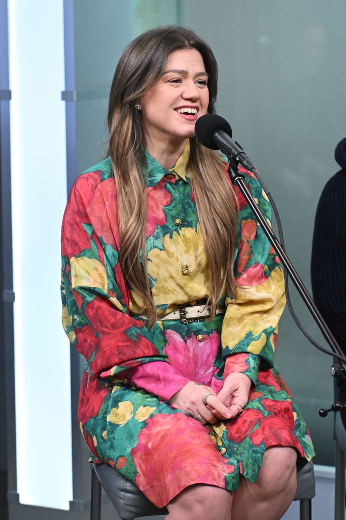 Kelly Clarkson parle de la « décision familiale » de mettre fin au talk-show 1 Kelly Clarkson, robe brillante, microphone